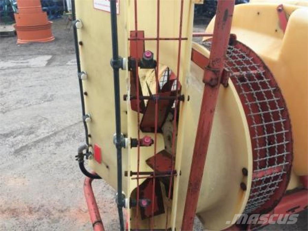 Holder NI 1000 Прицепные опрыскиватели