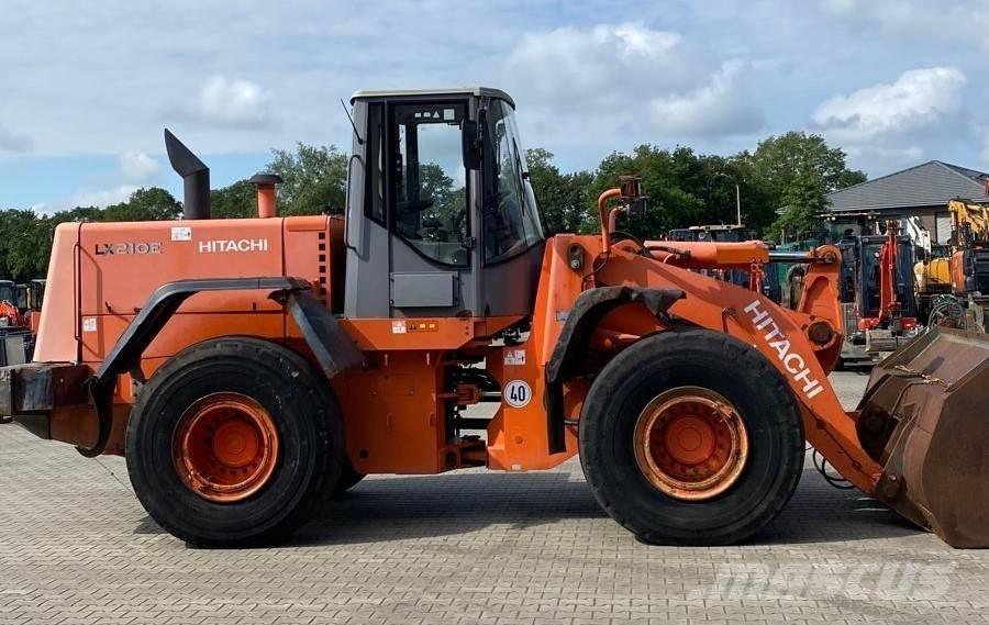 Hitachi LX 210 E Фронтальные погрузчики