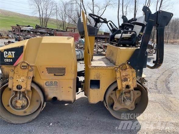 CAT CB24 Грунтовые катки