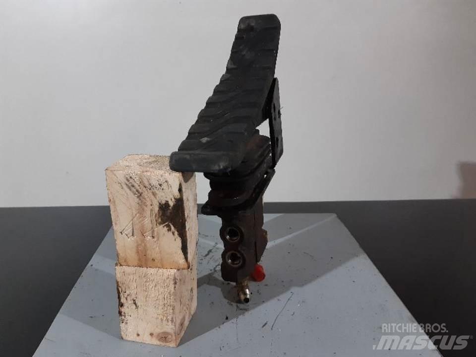 CAT 317B Кабины и интерьер