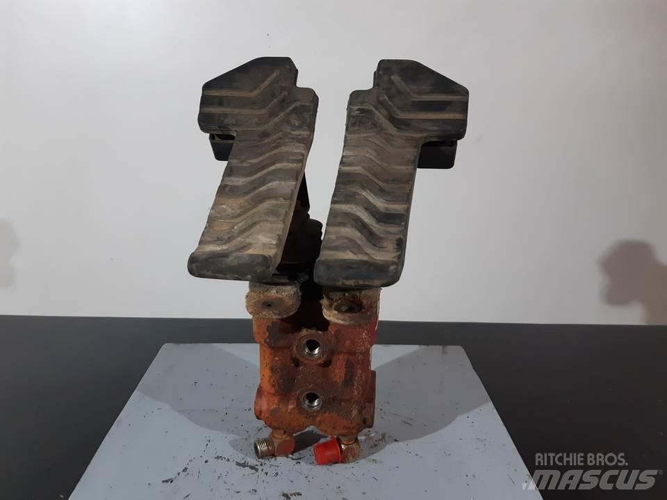 CAT 345B Кабины и интерьер
