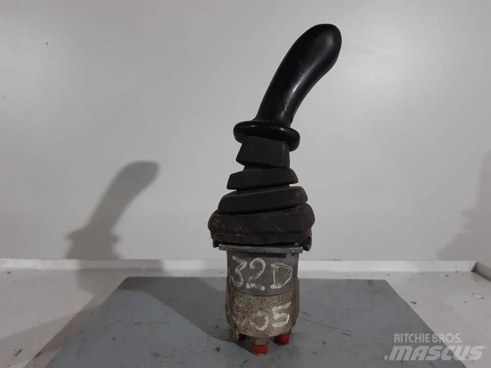 CAT 432D Кабины и интерьер