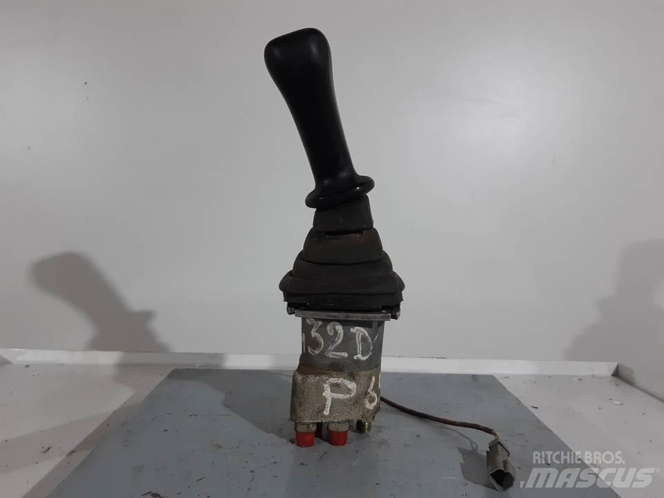 CAT 432D Кабины и интерьер