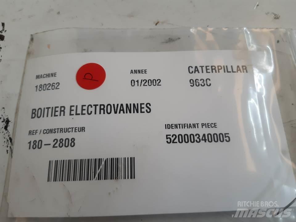 CAT 963C Кабины и интерьер