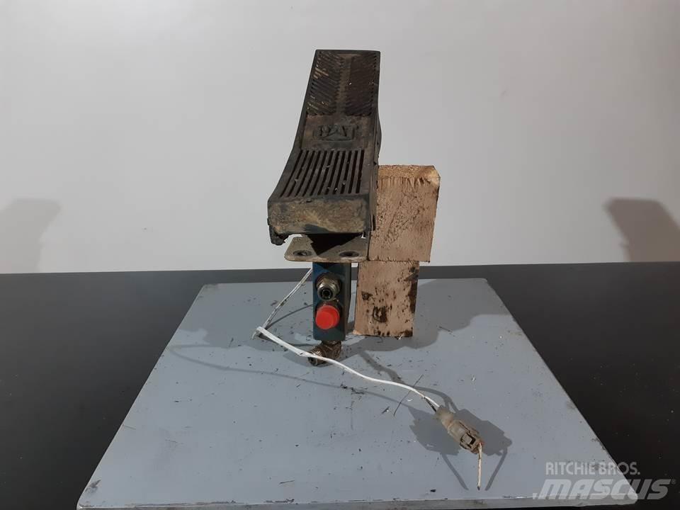 CAT M312 Кабины и интерьер