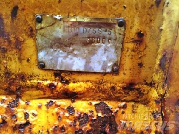 Komatsu D75 S5 Гусеничные фронтальные погрузчики