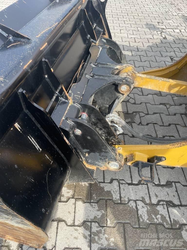 CAT 906 M Фронтальные погрузчики