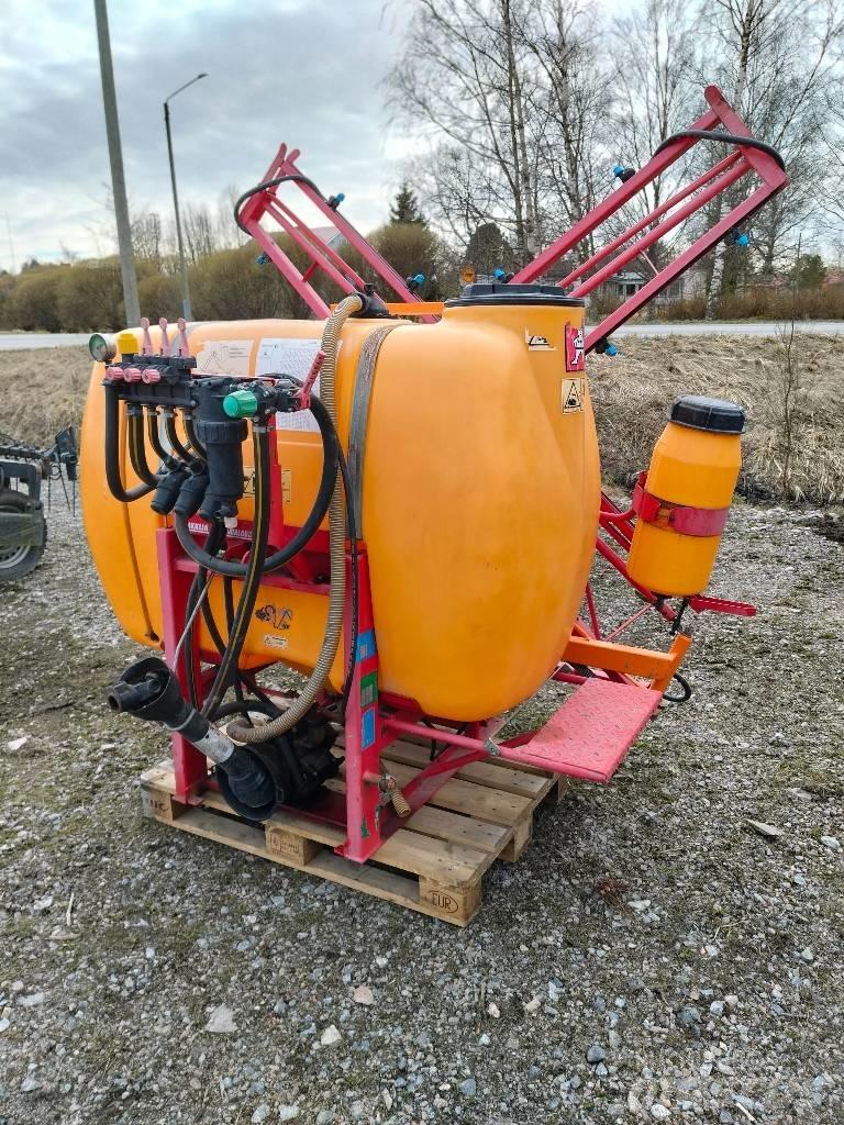 Junkkari 900 / 12 Навесные опрыскиватели