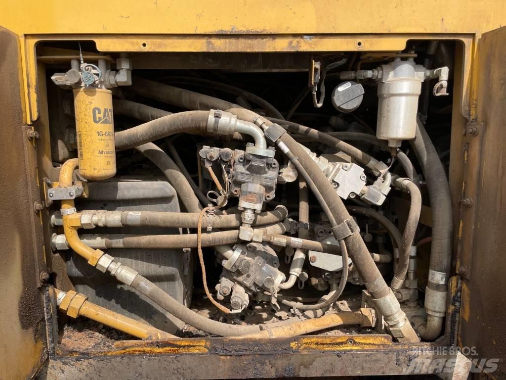 CAT AP555F Асфальтоукладчики