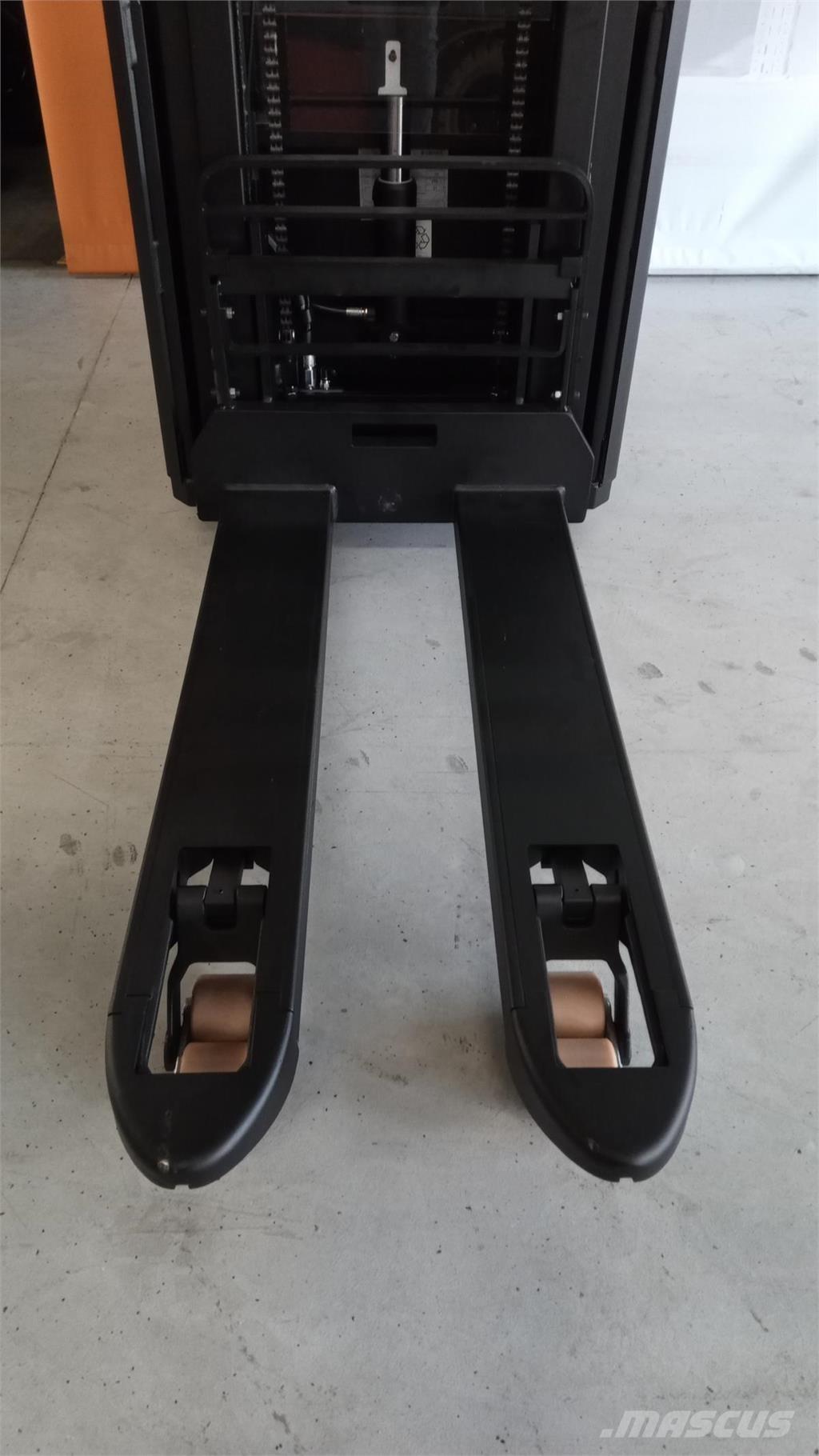 Toyota SPE200D Самоходные электроштабелёры