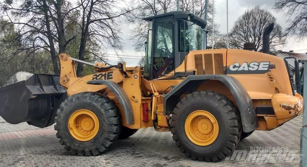 CASE 821 E Фронтальные погрузчики