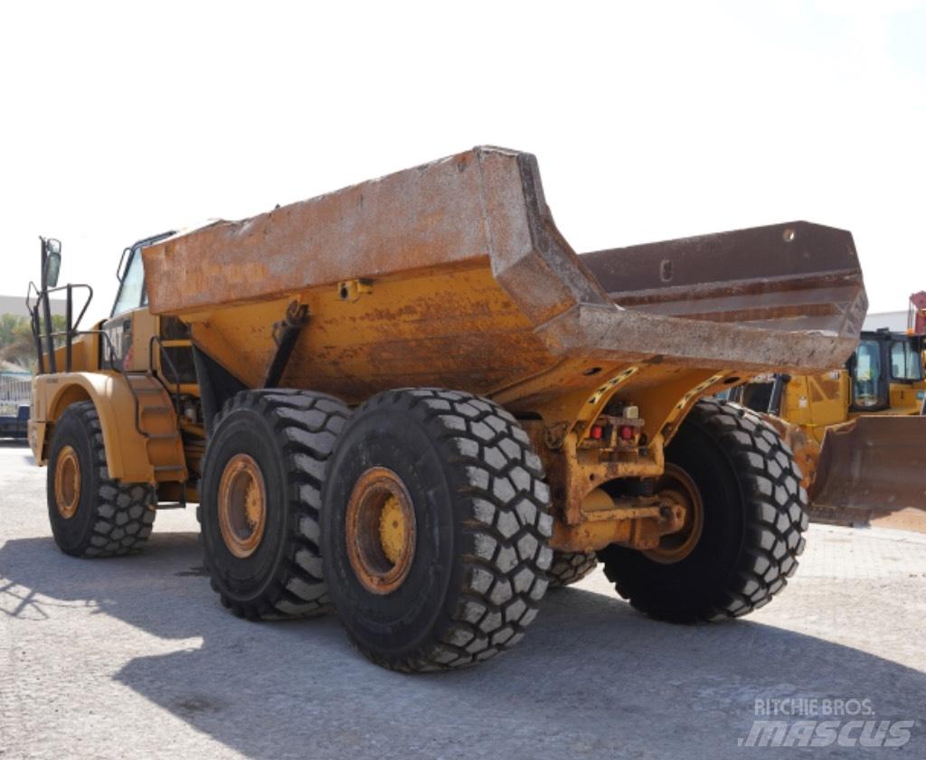 CAT 740 B Шарнирно-сочленённые самосвалы