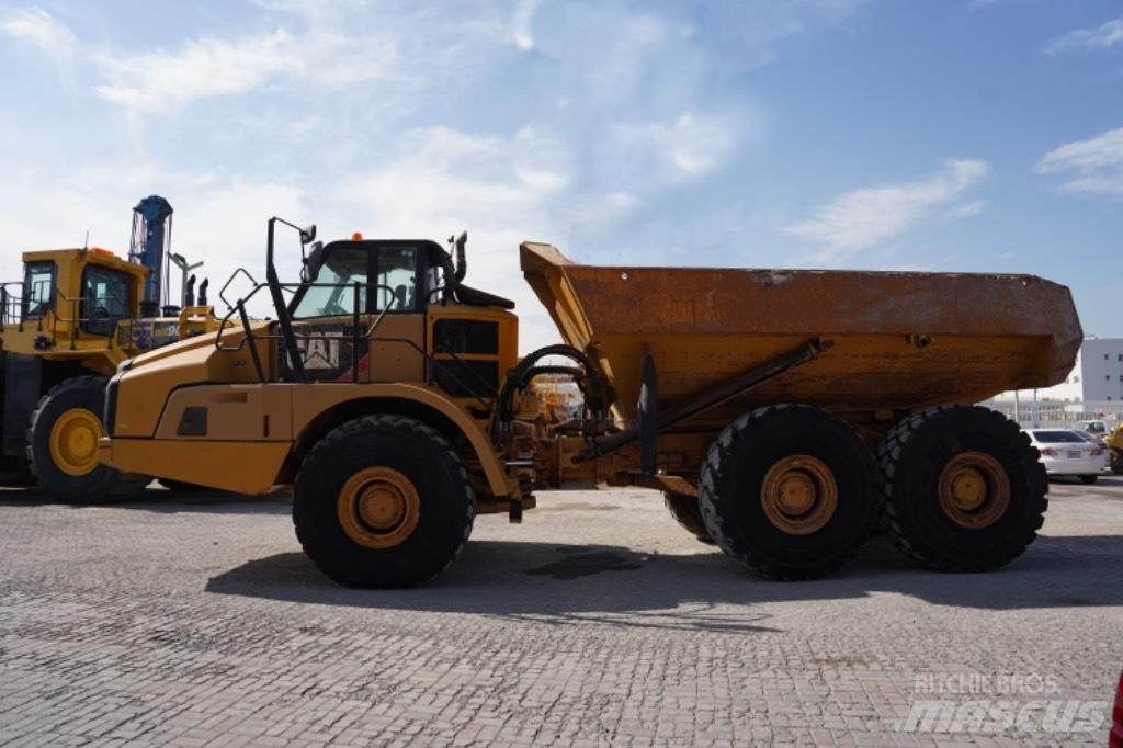 CAT 740 B Шарнирно-сочленённые самосвалы