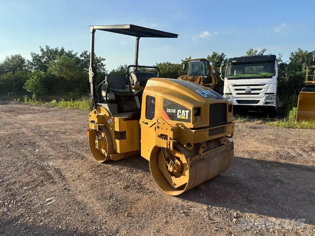 CAT CB 24 B Катки тротуарные