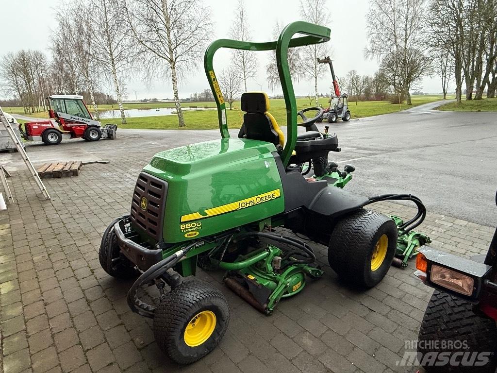 John Deere 8800 Самоходные газонокосилки