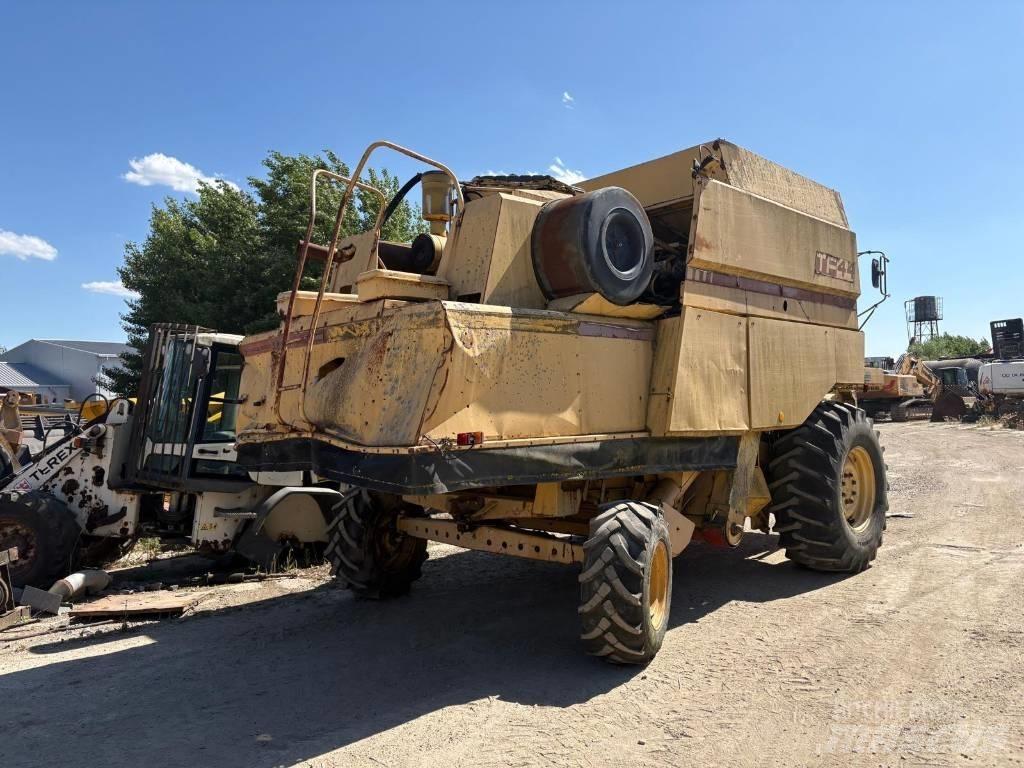 New Holland TF 42 Зерноуборочные комбайны