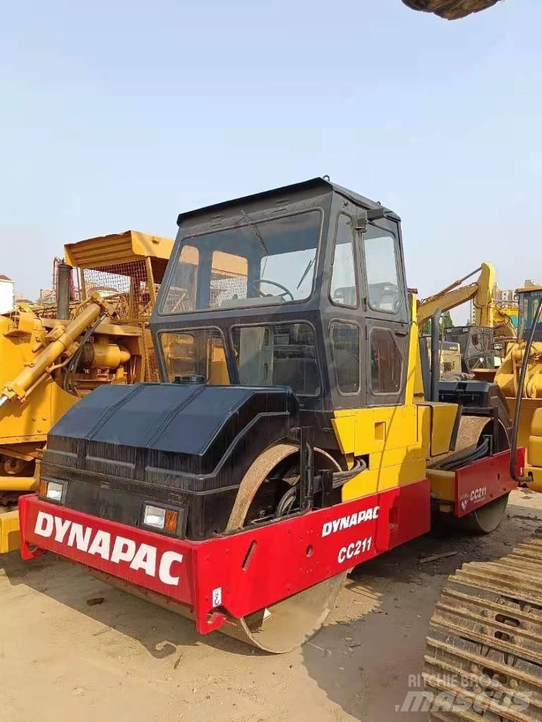 Dynapac CC 211 Катки тротуарные