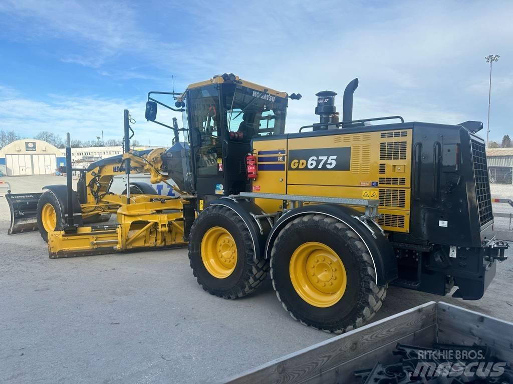 Komatsu GD675-7E0 Грейдеры