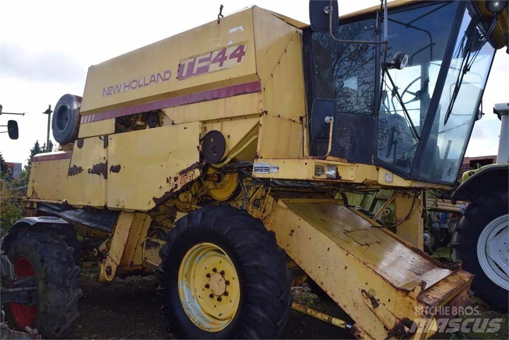 New Holland TF 44 Зерноуборочные комбайны