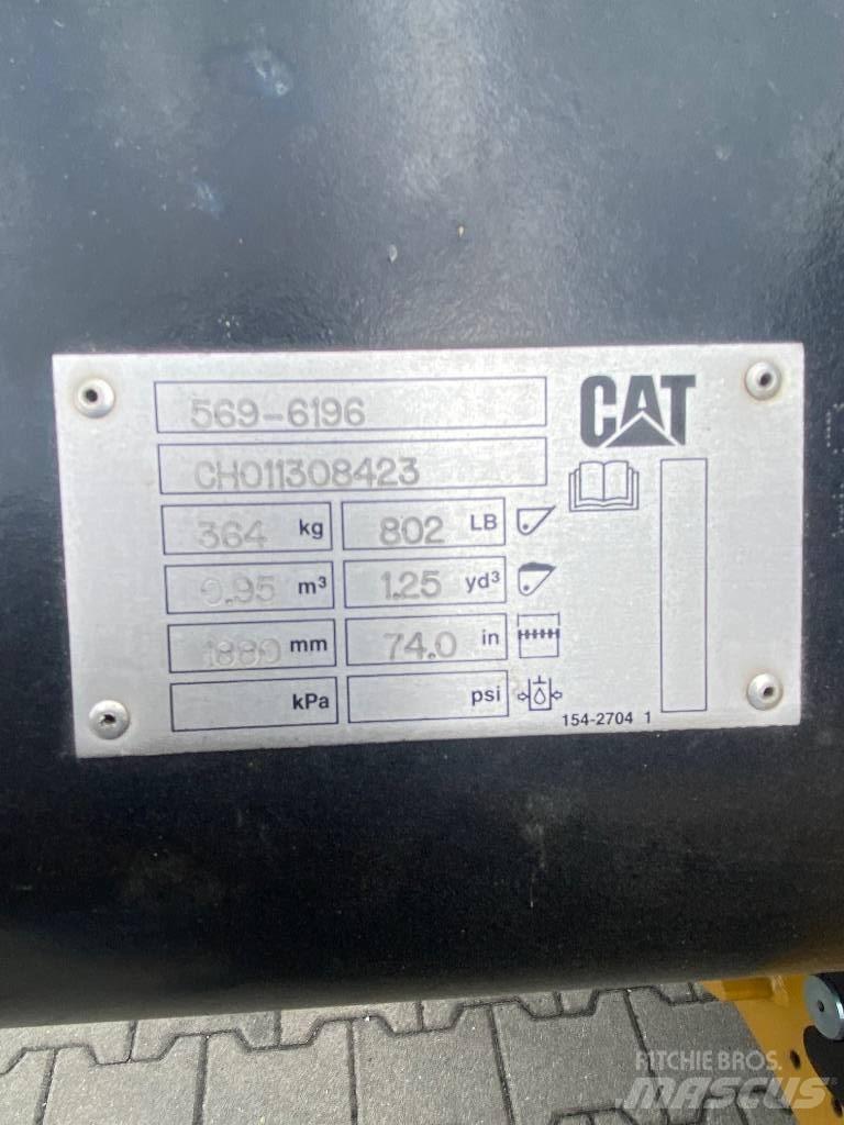 CAT 906 Фронтальные погрузчики