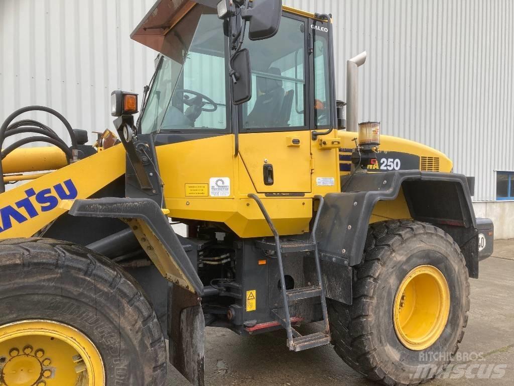 Komatsu WA 250 Фронтальные погрузчики