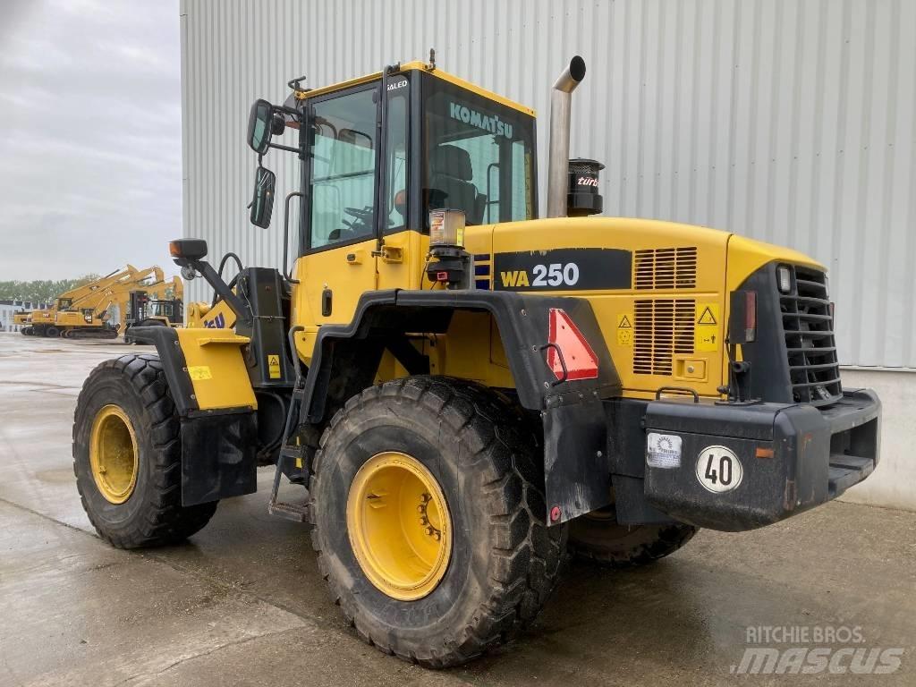 Komatsu WA 250 Фронтальные погрузчики