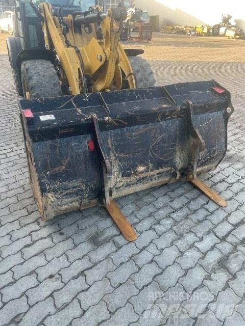 CAT 906 Фронтальные погрузчики