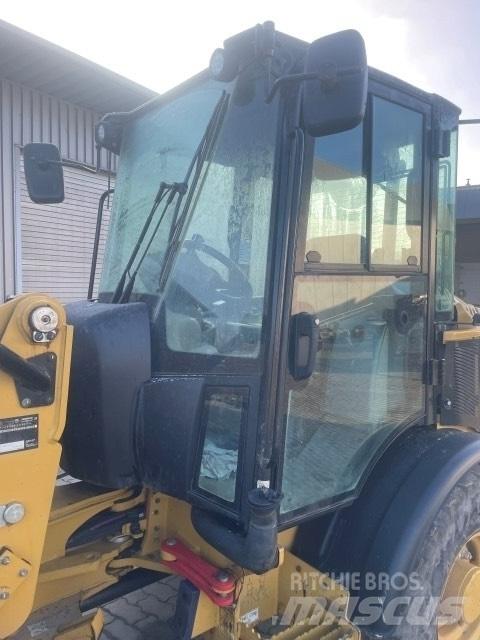 CAT 906 Фронтальные погрузчики