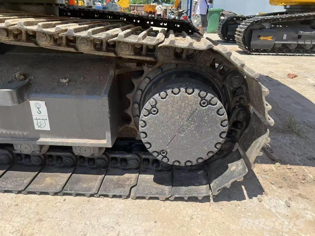 Komatsu 220 Гусеничные экскаваторы