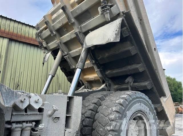 Komatsu HD605-7 Карьерные самосвалы