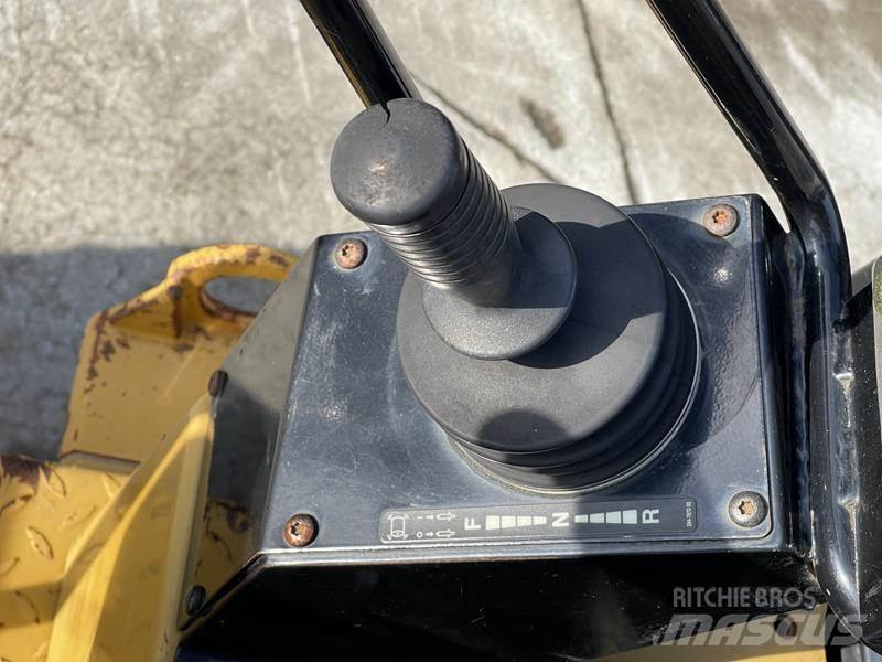 CAT CB 24 Катки тротуарные