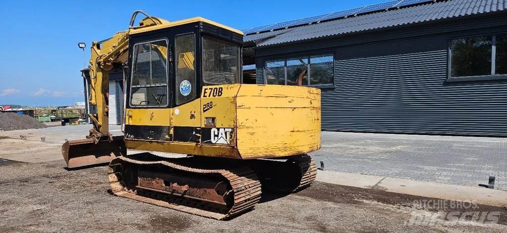 CAT E 70 B Малые экскаваторы 7т-12т
