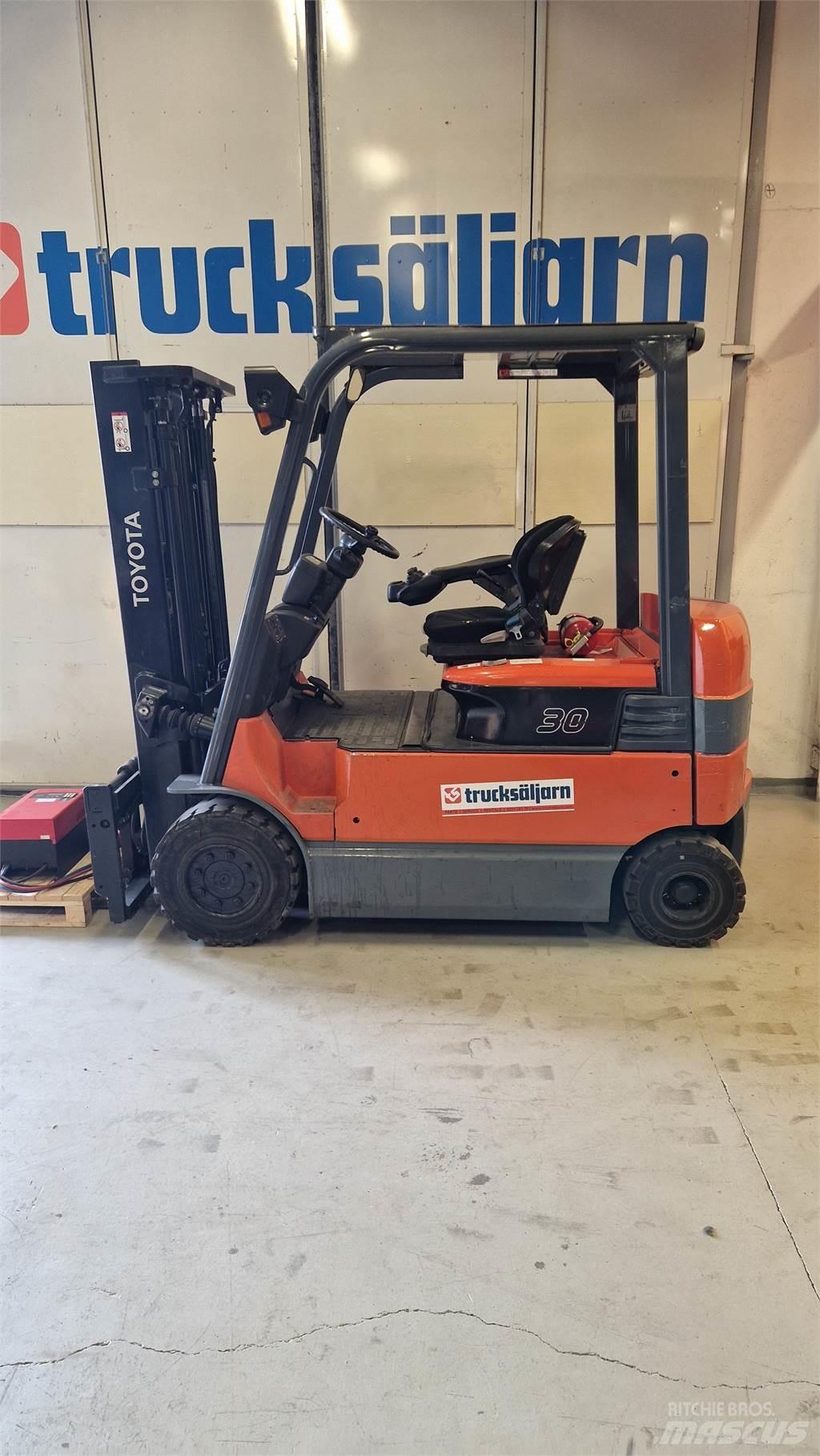 Toyota 7FBMF30 Электропогрузчики