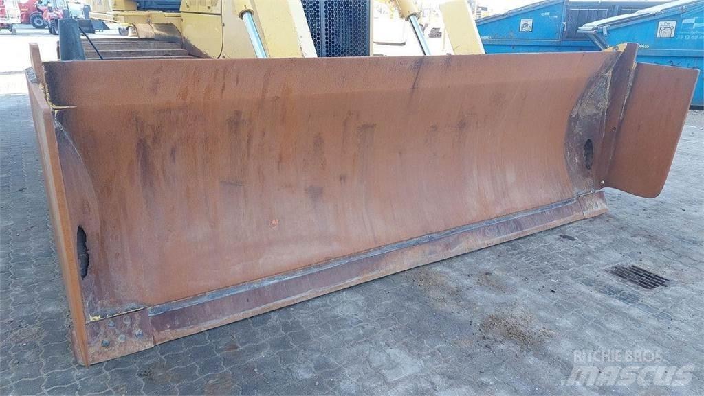 Komatsu D65PX-18 Гусеничные бульдозеры