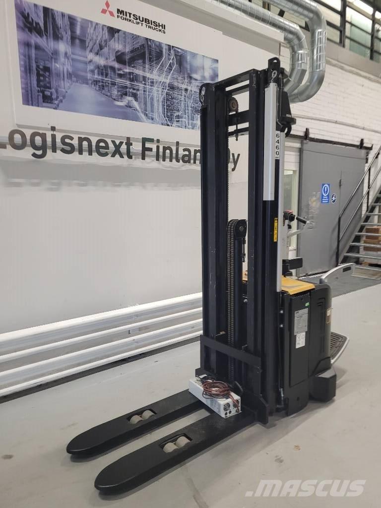 CAT NSV 16N Самоходные электроштабелёры