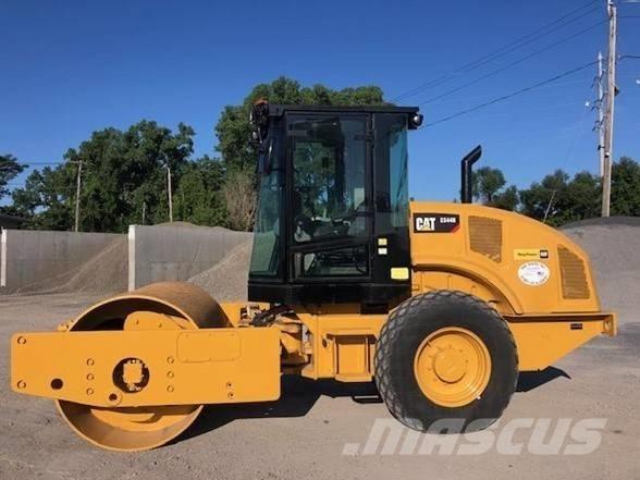 CAT CS44B Пневматические катки