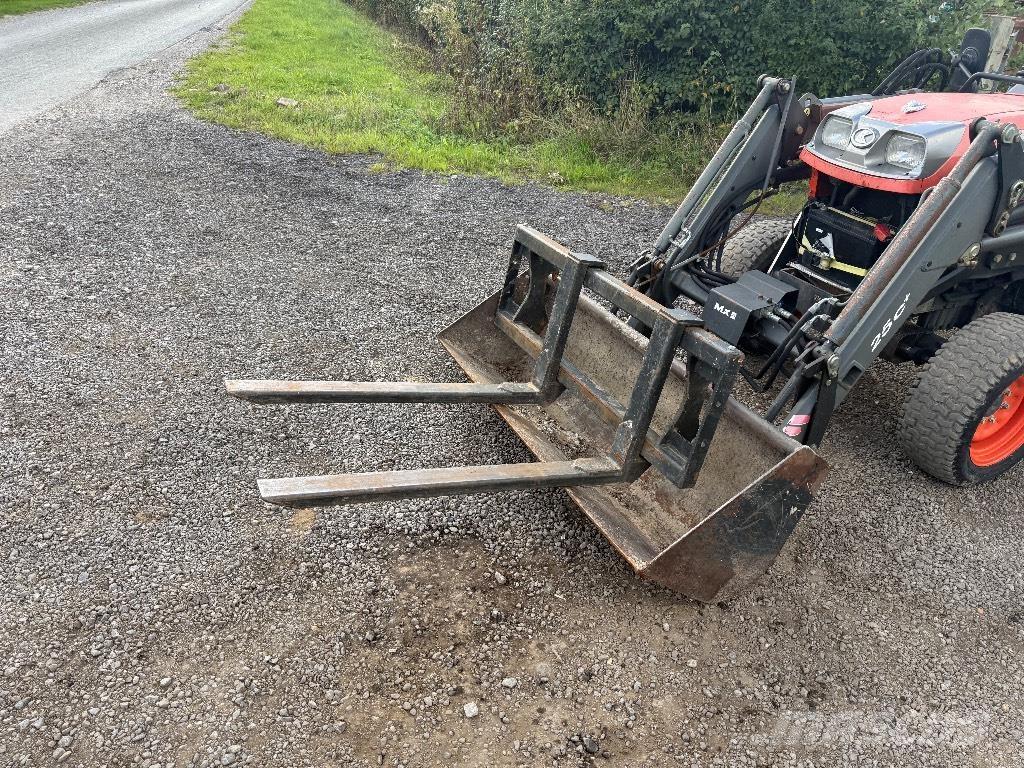 Kubota STV 36 Коммунальные тракторы