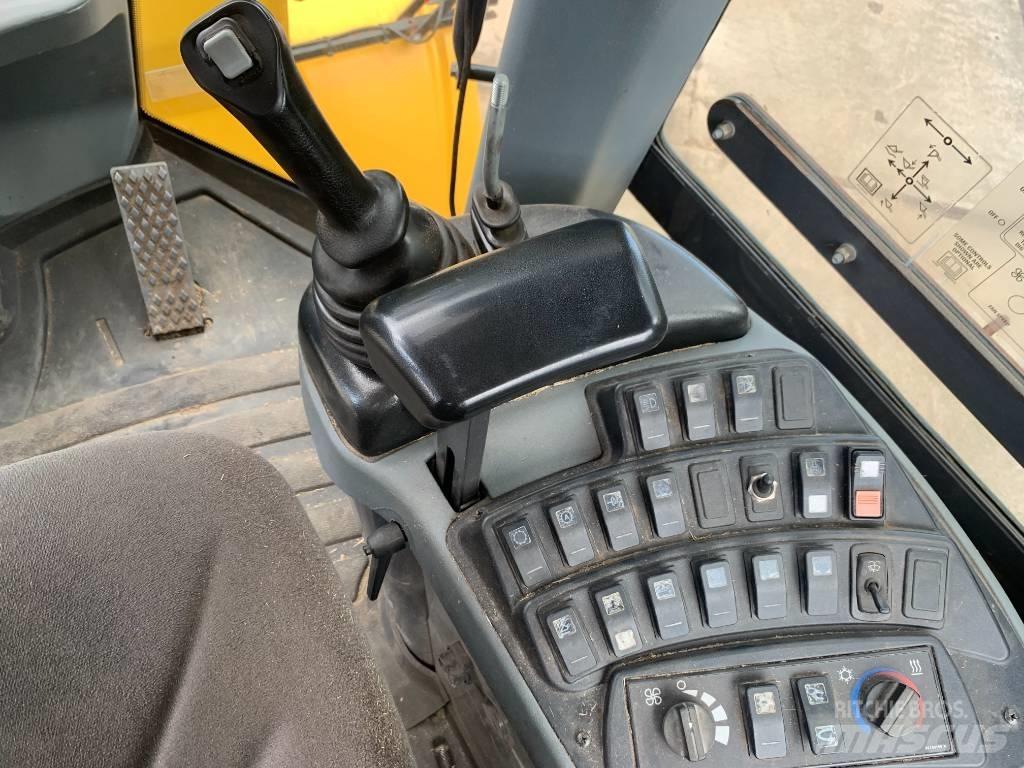 New Holland W 130 C Фронтальные погрузчики