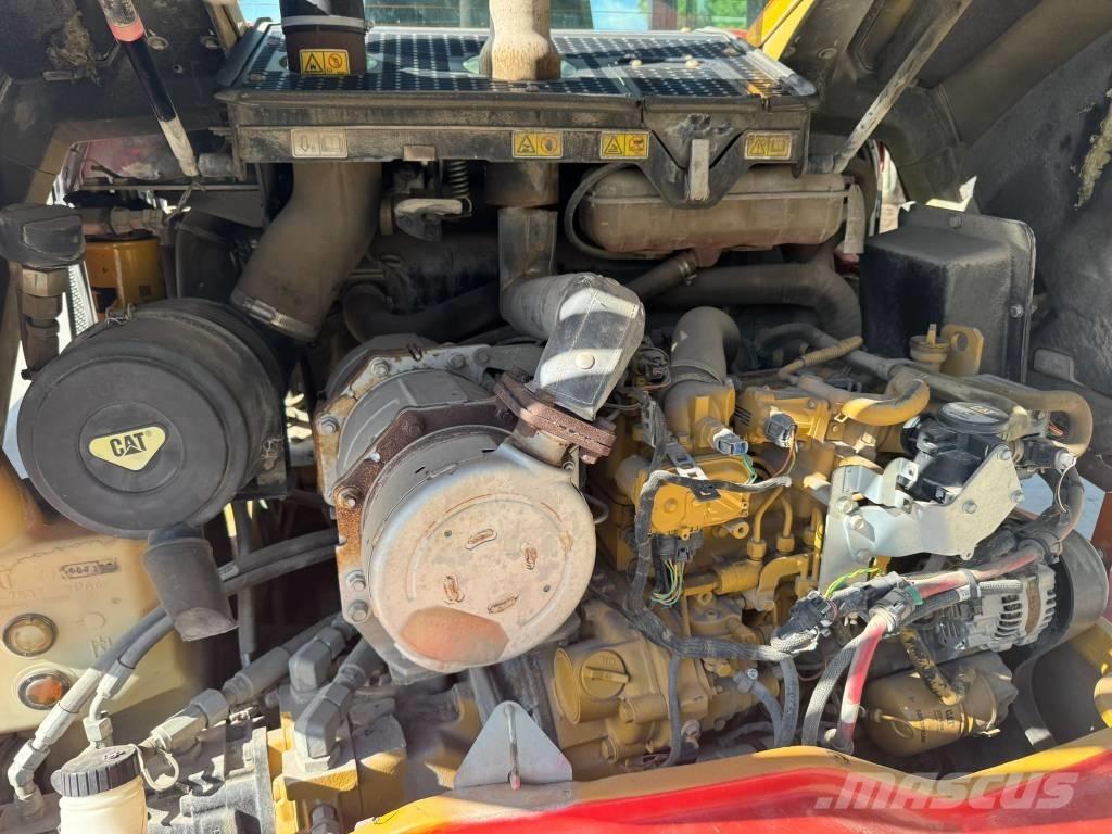 CAT 906M Фронтальные погрузчики