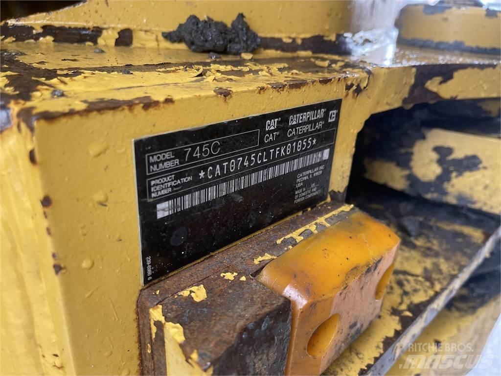 CAT 745C Шарнирно-сочленённые самосвалы
