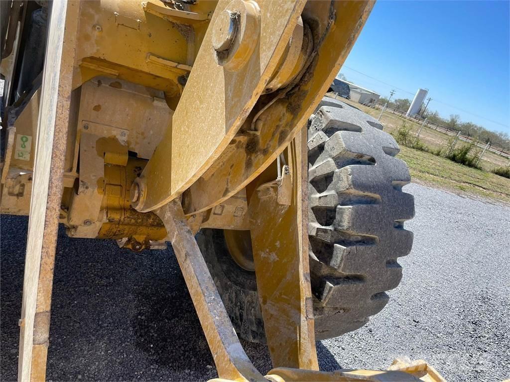 CAT 930M Фронтальные погрузчики