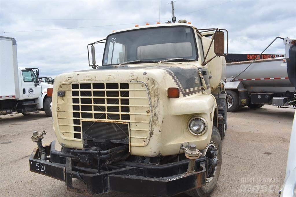 Ford L8000 Грузовики-цистерны
