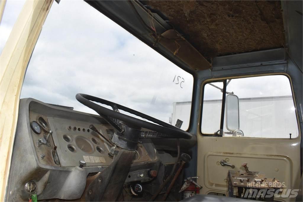 Ford L8000 Грузовики-цистерны