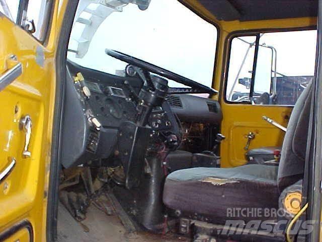 Ford L8000 Грузовики-цистерны