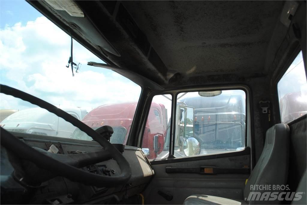 Freightliner FL70 Автомобильные краны