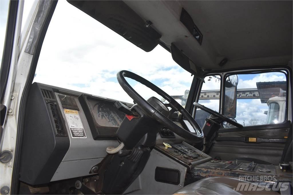 Freightliner FL70 Уборочные машины