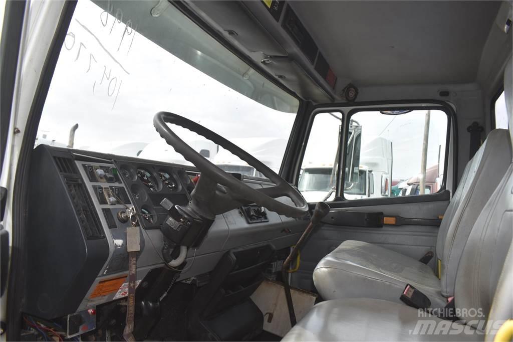 Freightliner FL70 Автомобильные краны