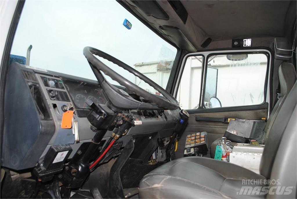 Freightliner FL80 Автомобильные краны