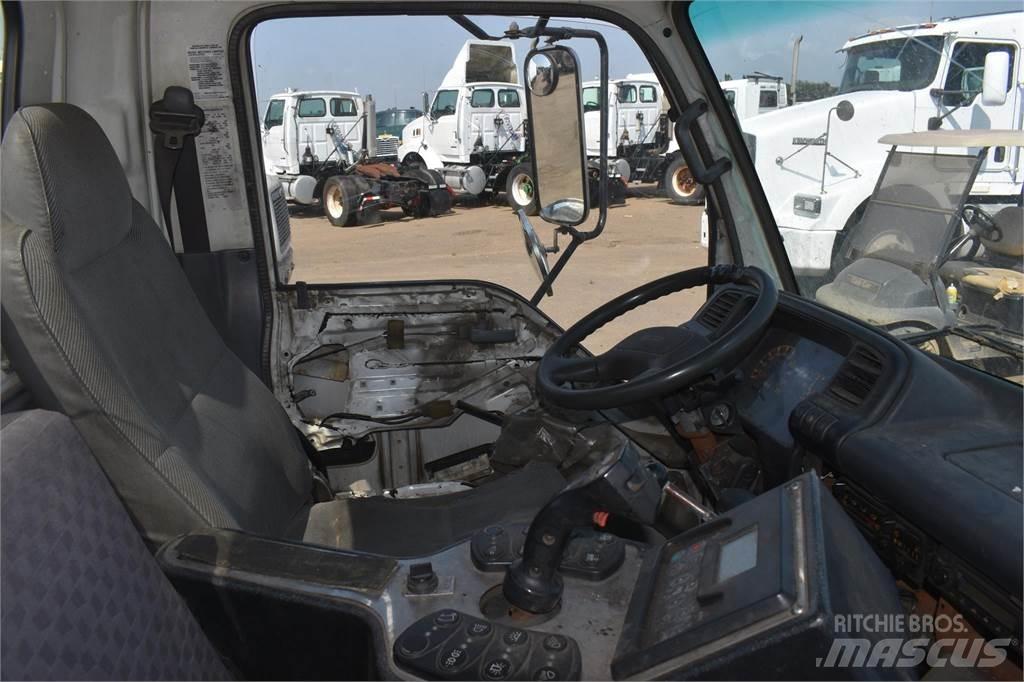 Isuzu NPR Уборочные машины