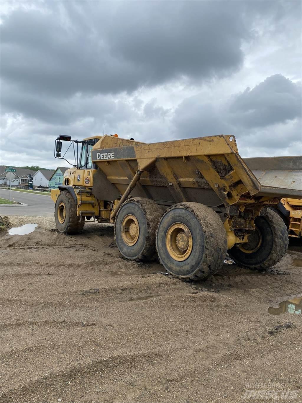 John Deere 300D Шарнирно-сочленённые самосвалы